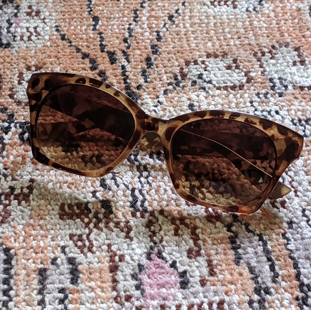 Tortoise Shell Sunglasses - Picture 4 of 4